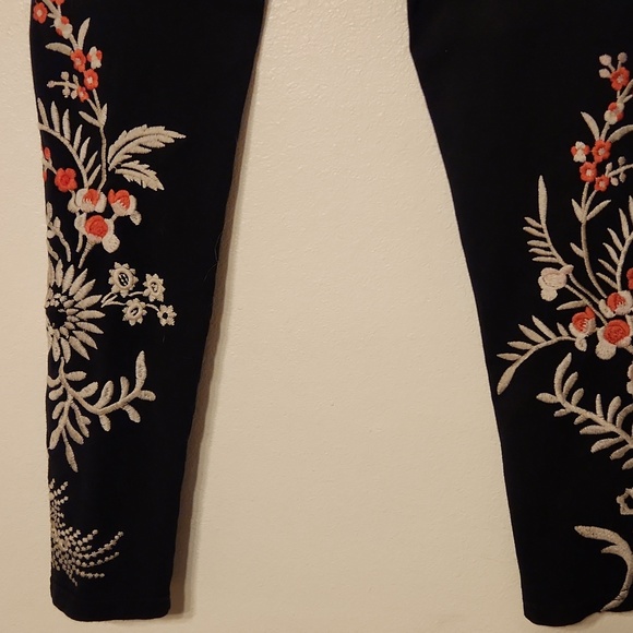 Classic black leggings with chic embroidery by JOHNNY WAS. - Picture 6 of 6